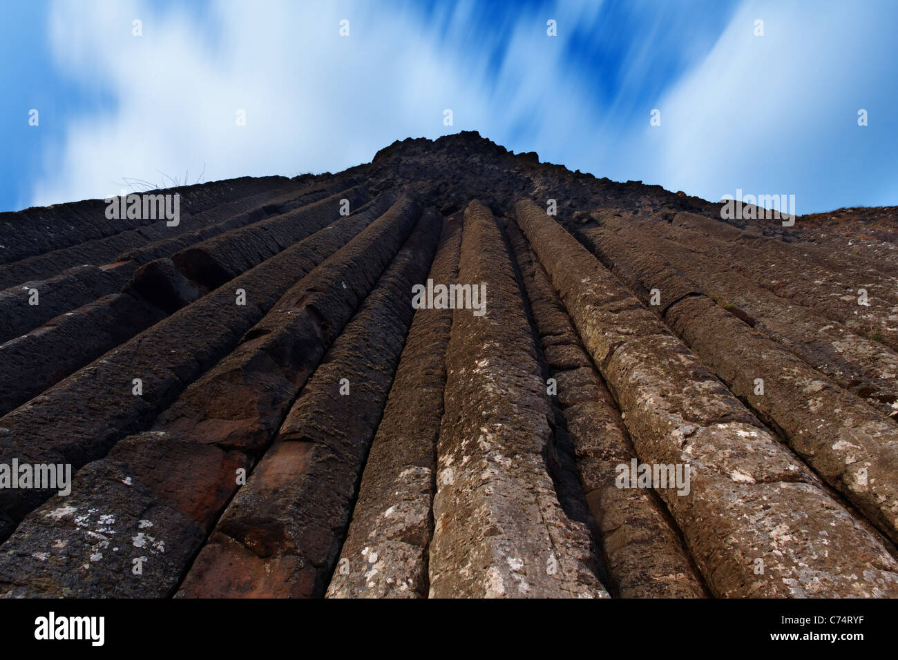 Colonne di basalto chiamato organo a canne a Giant's Causeway, County Antrim, Irlanda del Nord, Regno Unito Foto Stock