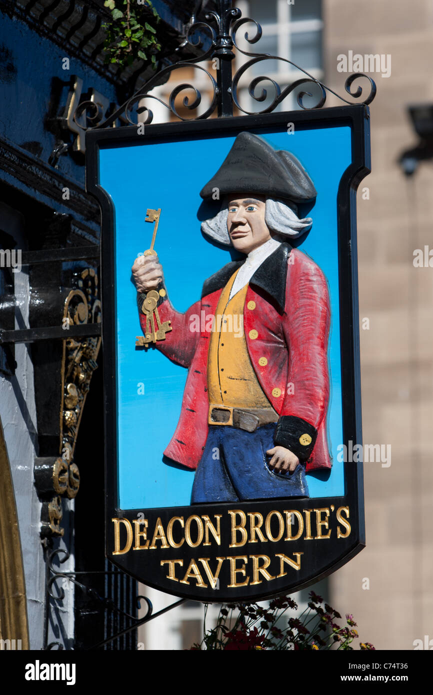 Il diacono Brodie's Tavern sul Royal Mile ( High Street), durante l'annuale Festival Internazionale delle Arti, a Edimburgo, Scozia, Foto Stock