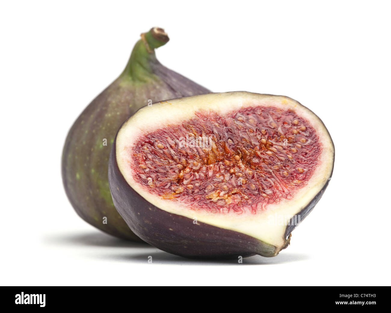 Fig frutta fresca closeup isolati su sfondo bianco Foto Stock