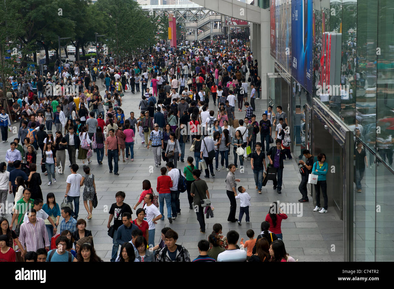 I consumatori cinesi shopping nel centro cittadino di Xidan, Pechino, Cina.11-set-2011 Foto Stock