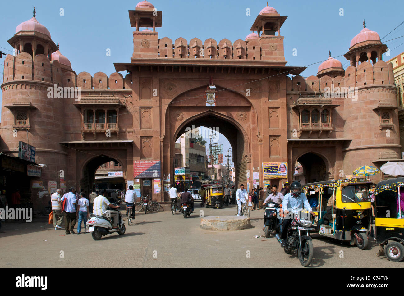 Cancello per il vecchio quartiere di Bikaner Rajasthan in India Foto Stock