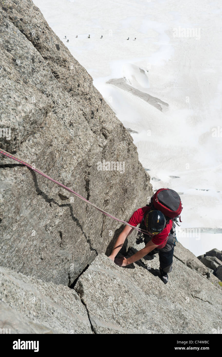 Un alpinista arrampicata su Pyramide du Tacul, in Chamonix, Francia Foto Stock