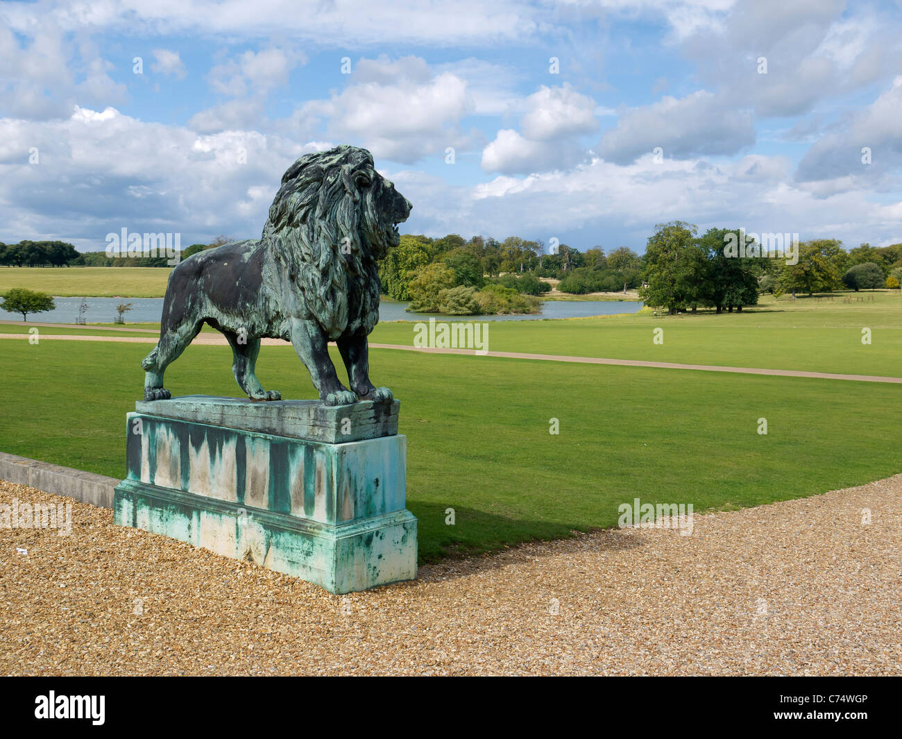 Leone di Bronzo statua all'ingresso posteriore a Holkham Hall Norfolk, casa di Lord Coke Earl di Leicester Foto Stock