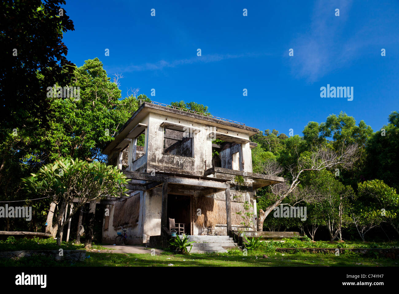 Abbandonato il francese villa coloniale in Kep-sur-Mer - Kep Provincia, Cambogia Foto Stock