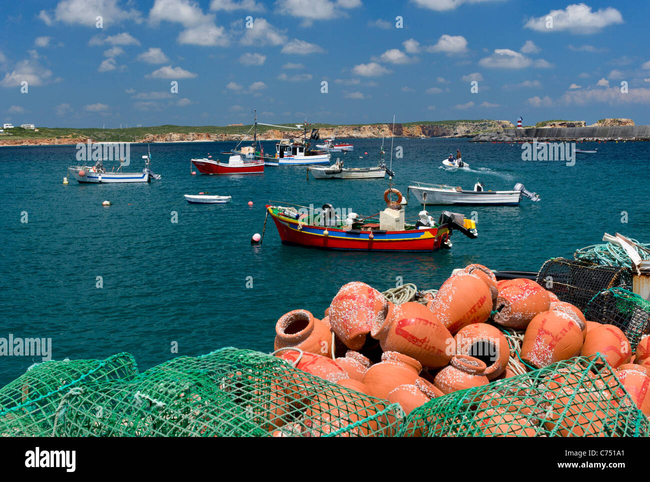 Sagres, aragosta pentole e barche da pesca nel porto Foto Stock
