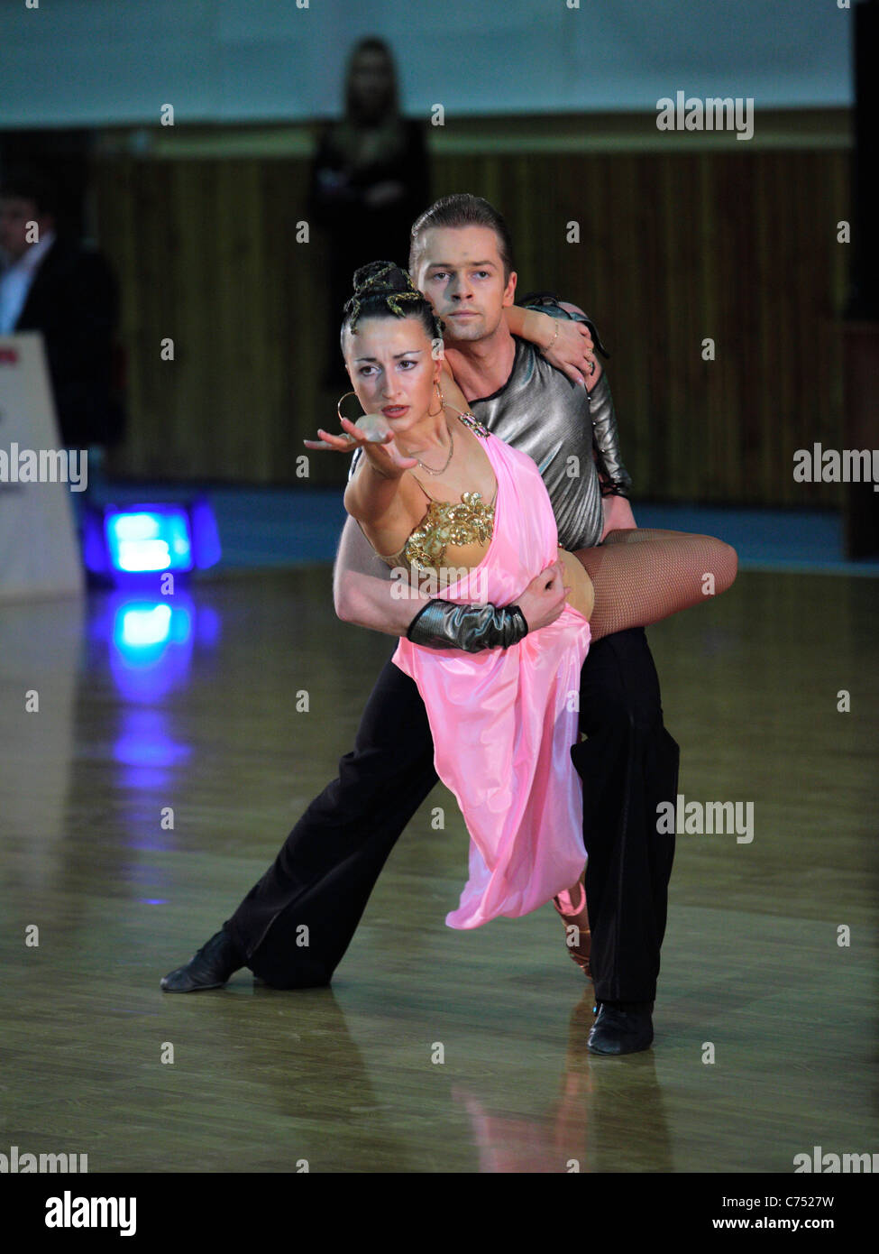 Ballerini in una sala da ballo Foto Stock