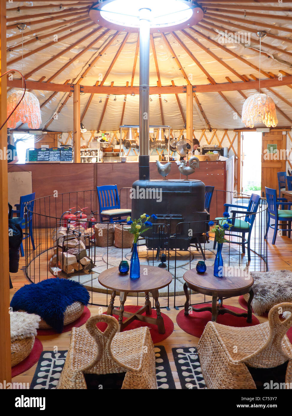 Interno di un ristorante in stile tradizionale mongolo yurt a Thornham NORFOLK REGNO UNITO Foto Stock