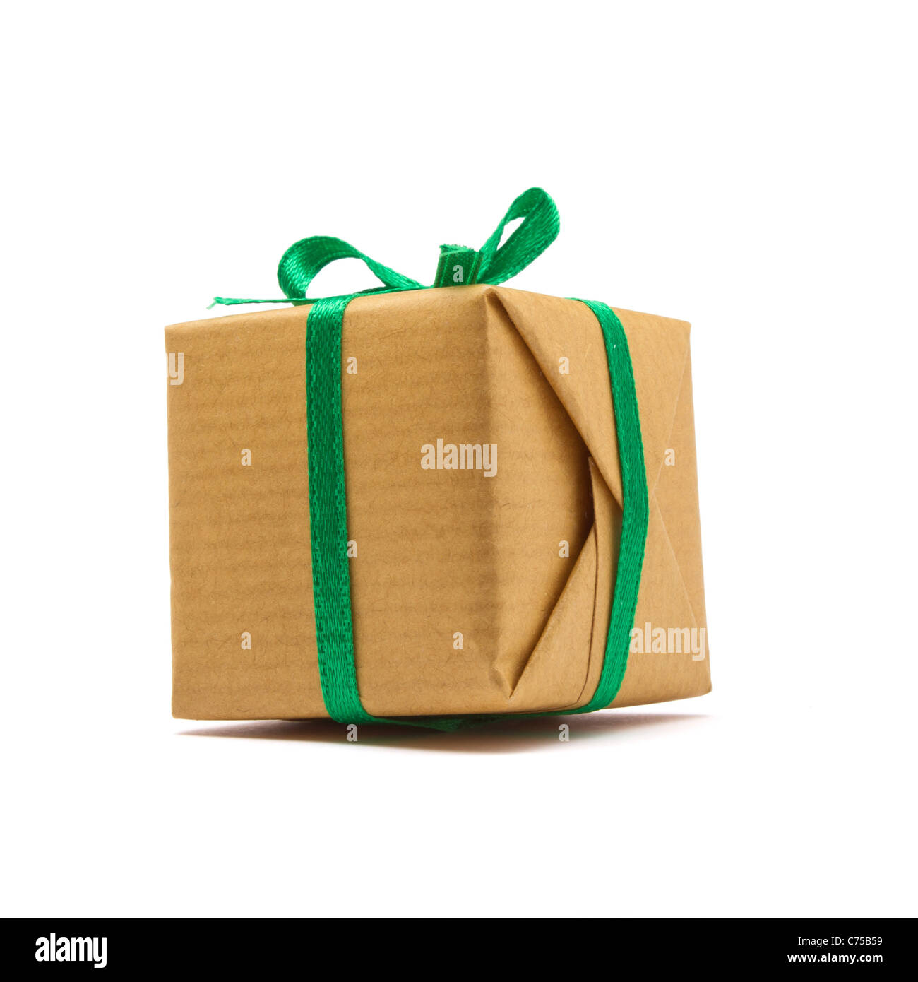 Unico marrone ricoperto di carta regalo isolato su sfondo bianco. Foto Stock