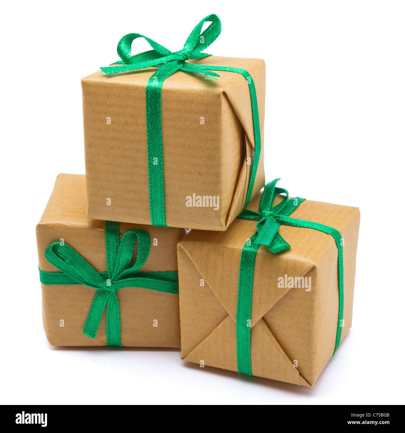 Pila di confezioni regalo avvolto in carta marrone isolato su bianco. Foto Stock