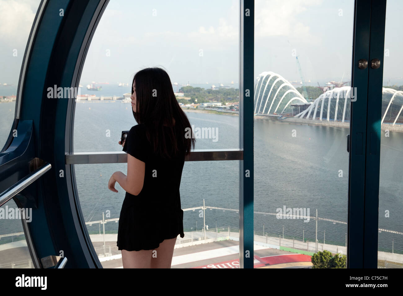 Una ragazza cinese all'interno del Singapore Flyer, Singapore Asia Foto Stock
