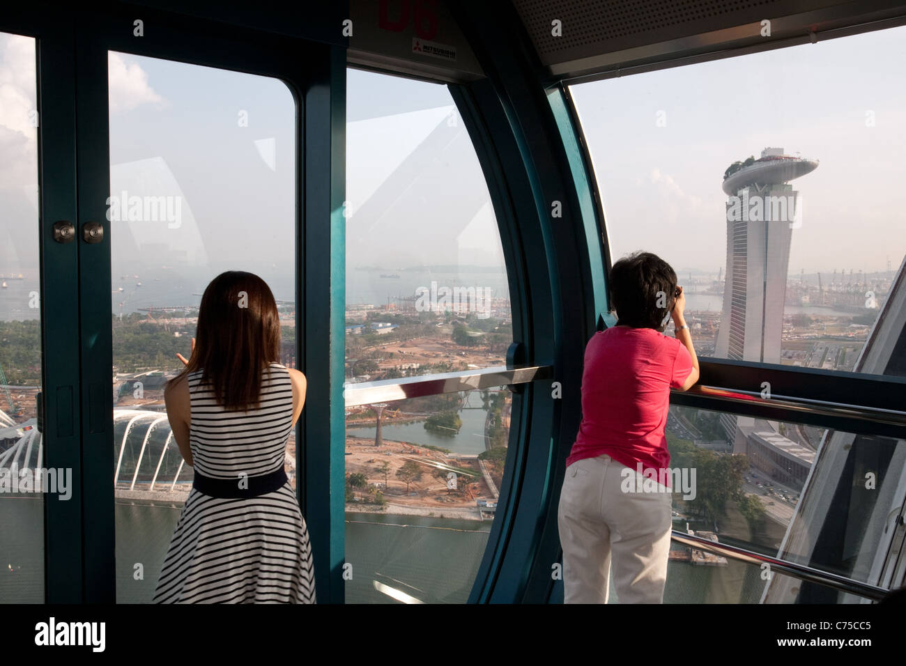 Due le donne cinesi all'interno del Singapore Flyer, Singapore Asia Foto Stock
