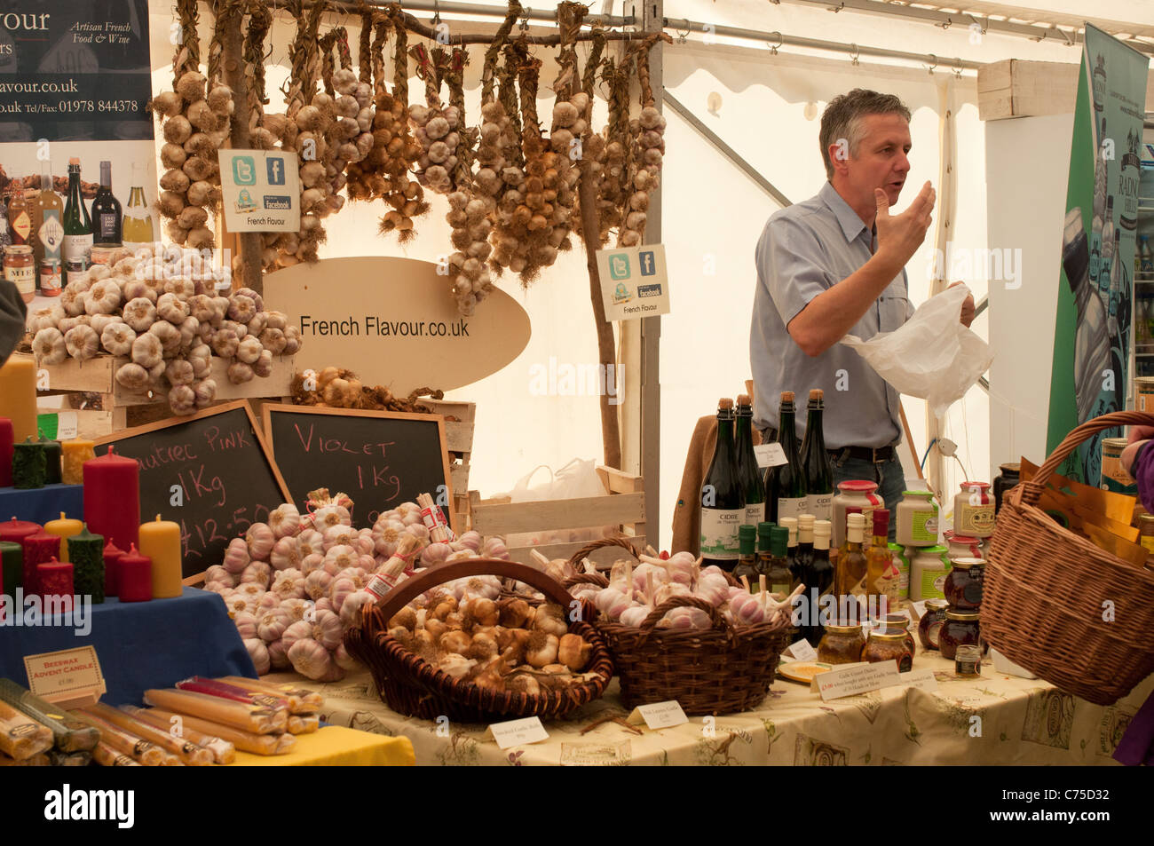 Stallholder vende la sua mercanzia in Ludlow Food Festival Settembre 11, 2011 nel parco del castello Foto Stock