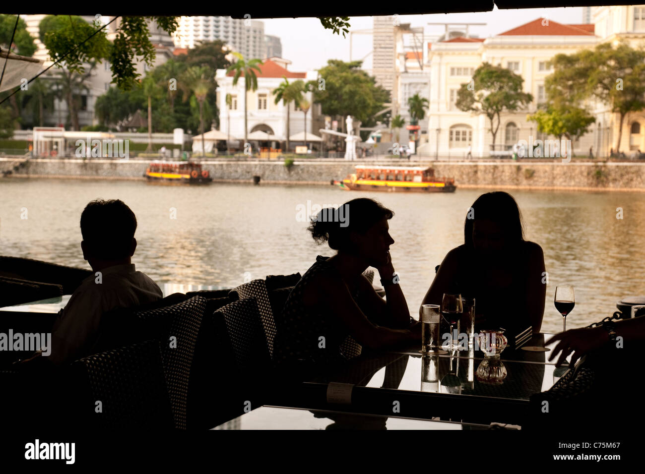 Le persone a bere in un bar; mediante il Fiume Singapore e Boat Quay Singapore Asia Foto Stock