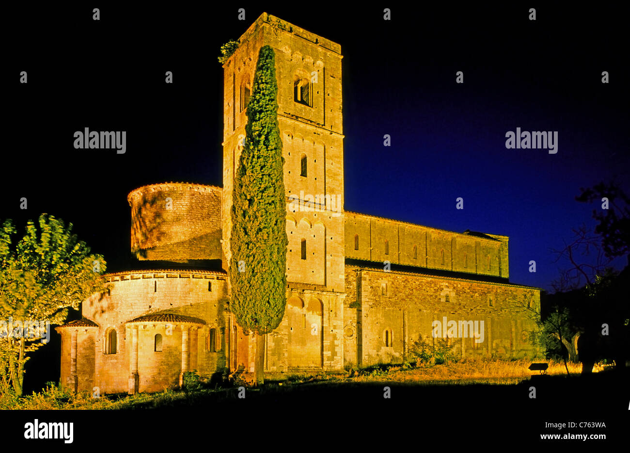 Sant'Antimo Abbey (Abbazia di Sant'Antimo), situato in provincia di Siena, vicino a Montalcino, Toscana, Italia centrale. Foto Stock