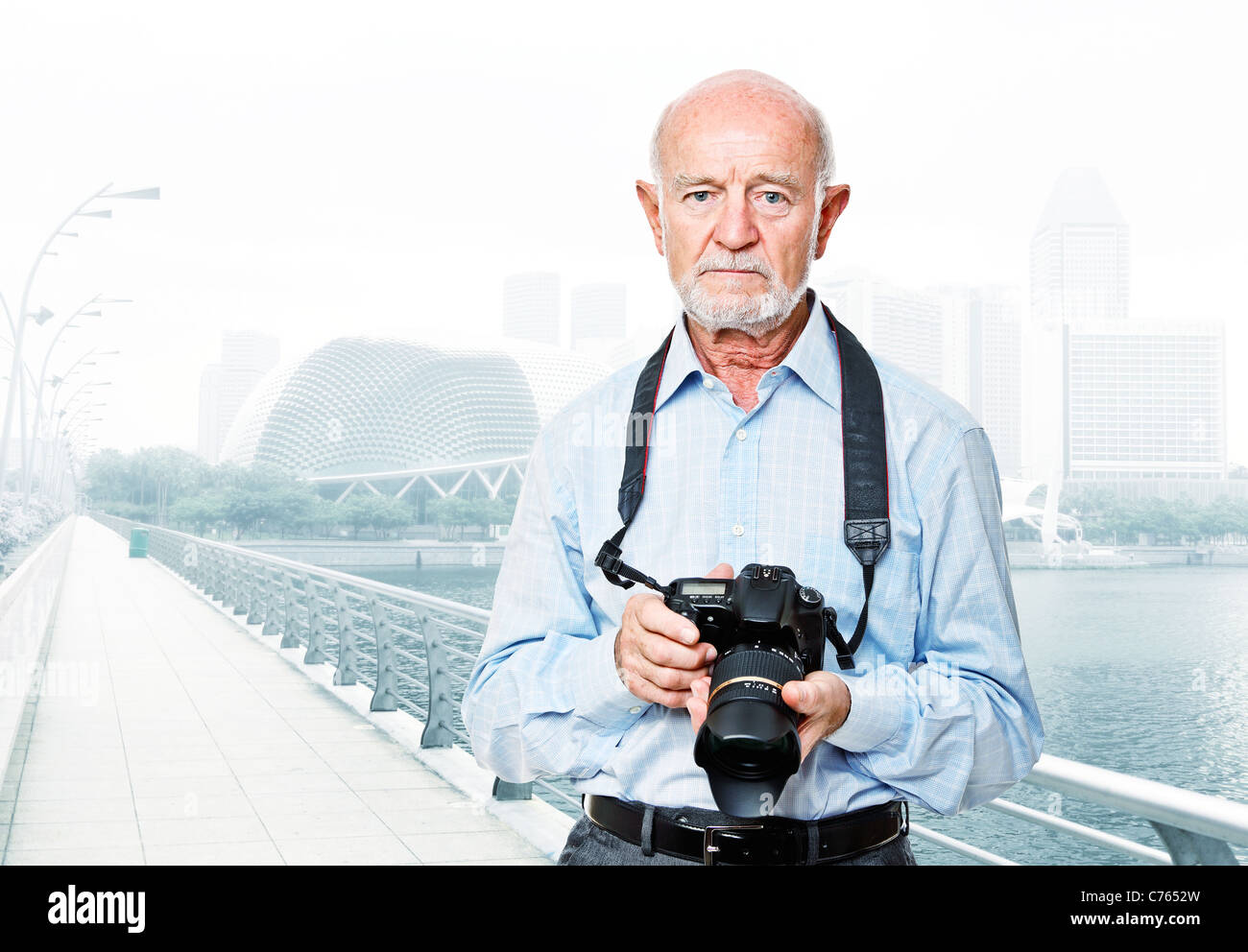 Ritratto di fotografo senior e sfondo di Singapore Foto Stock