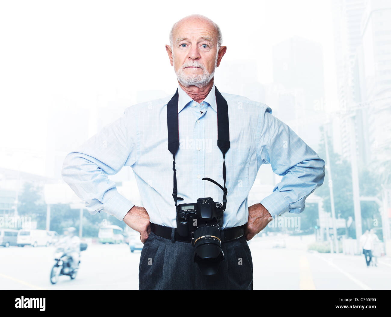 Ritratto di fotografo senior e sfondo di Singapore Foto Stock