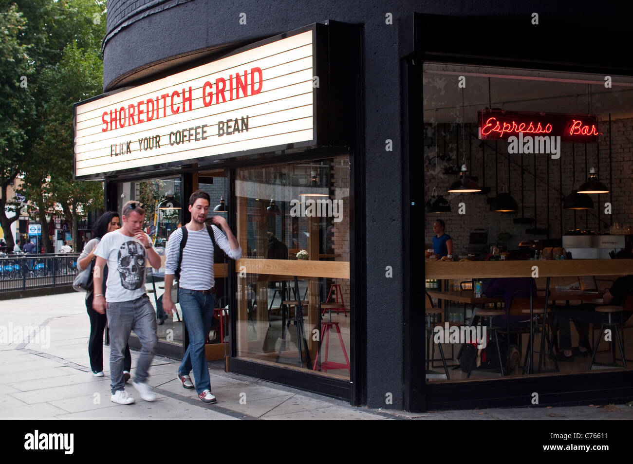 L'esterno dell'Shoreditch smerigliare espresso bar, una nuova caffetteria nella zona est di Londra sulla vecchia strada rotonda, Londra. Foto Stock