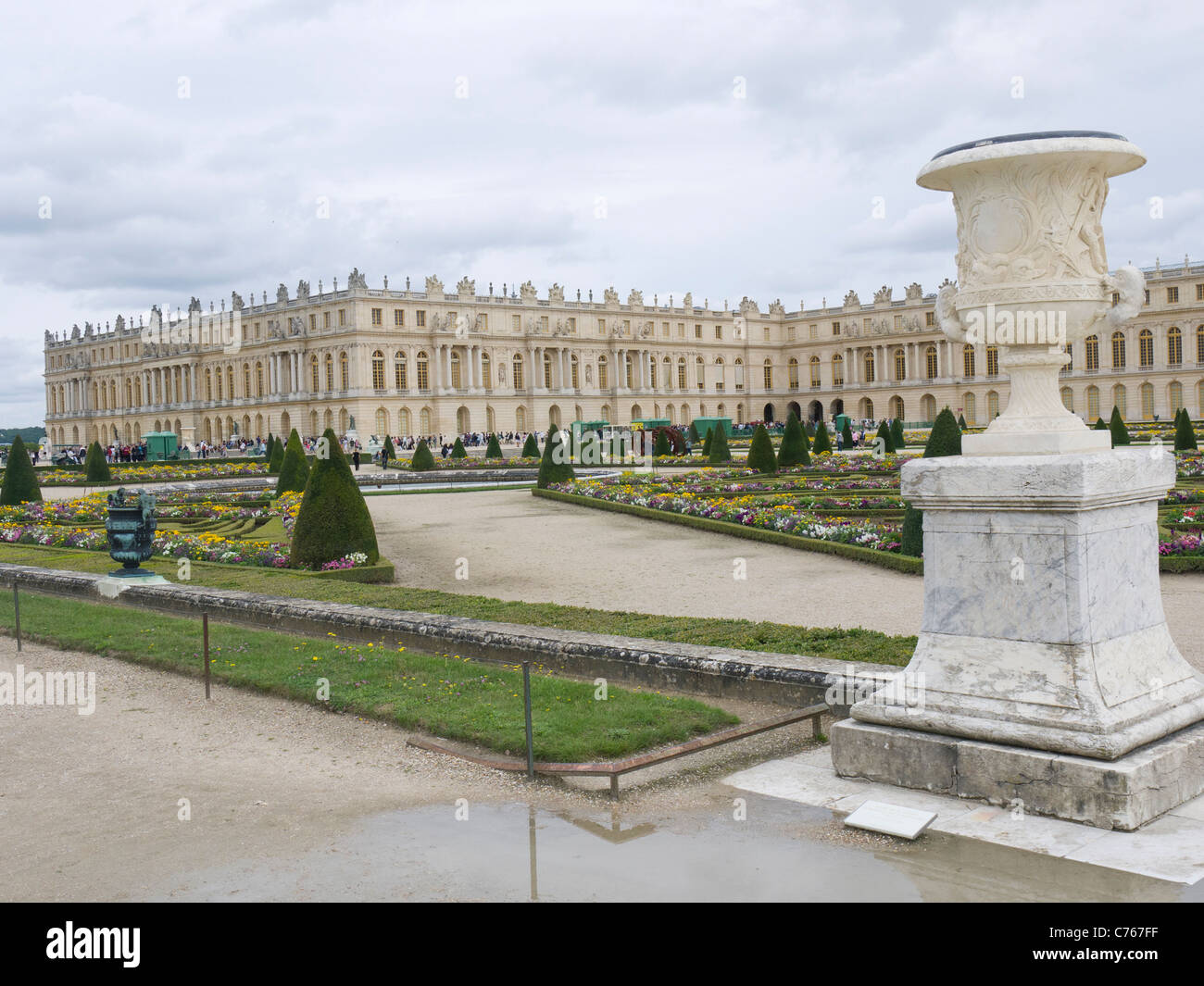 Il Castello di Versailles e Parigi Francia. Letti di fiori, il parterre, le fontane Foto Stock