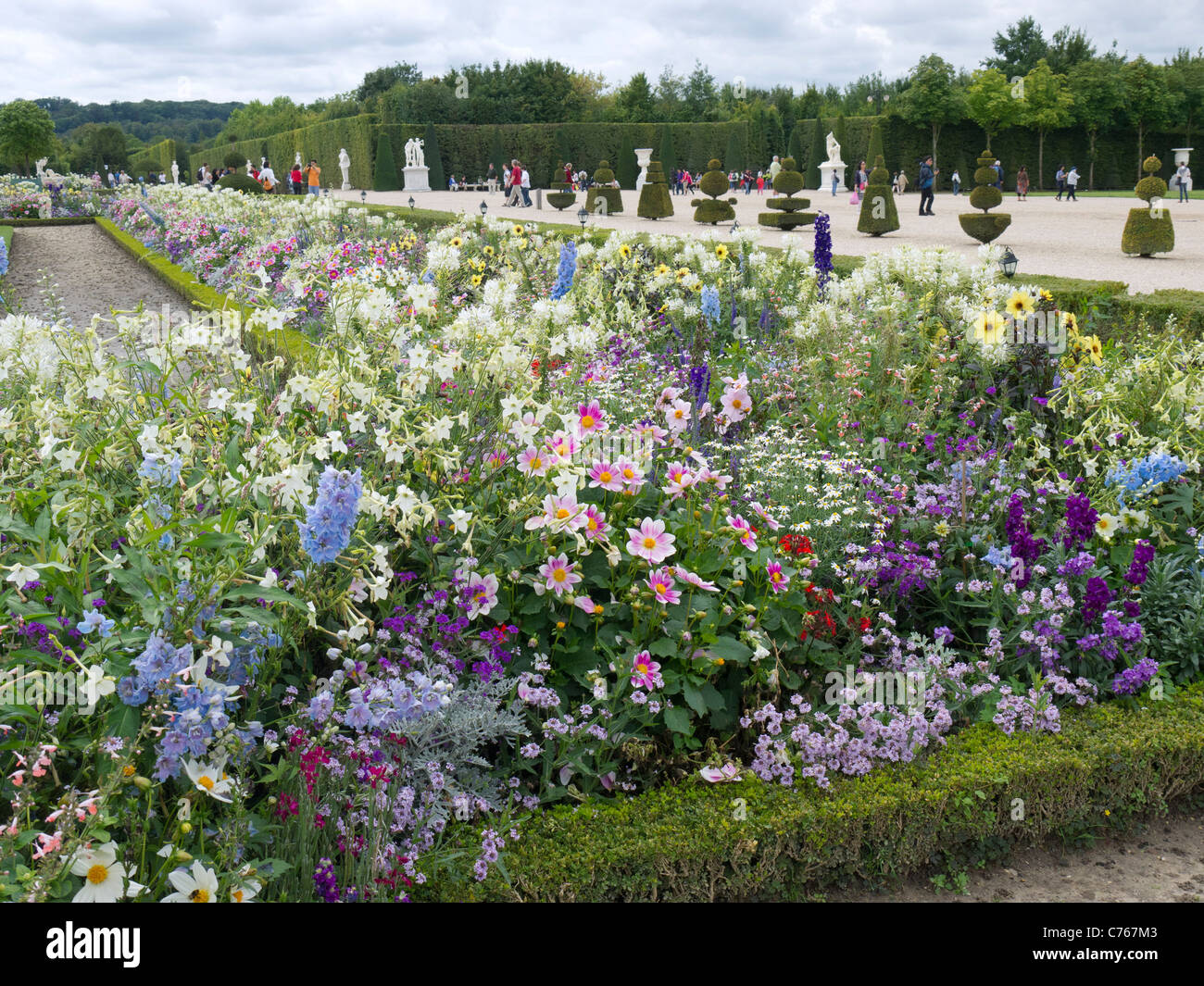 Il Castello di Versailles e Parigi Francia. Letti di fiori, il parterre, le fontane Foto Stock