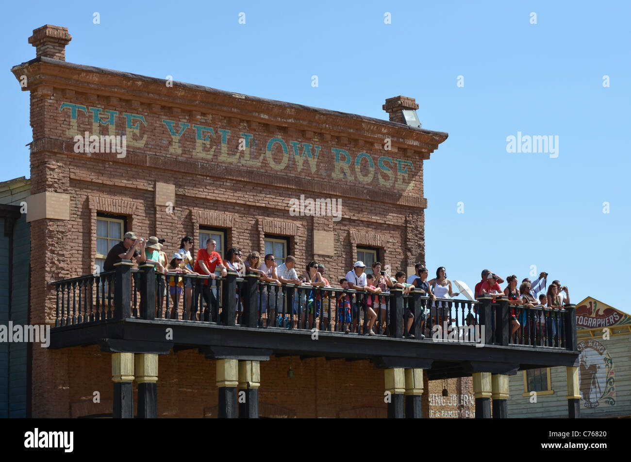 La rosa gialla edificio a mini hollywood theme park in Andalusia Foto Stock