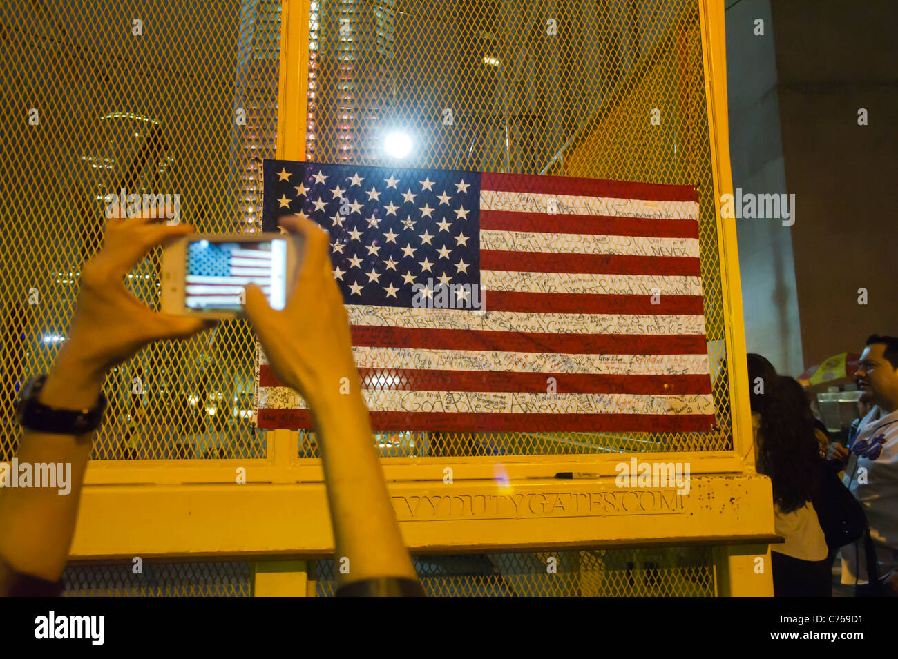 Una donna fotografie un monumento commemorativo in occasione del decimo anniversario degli attacchi terroristici dell'11 settembre a New York, 11 Settembre 2011 Foto Stock
