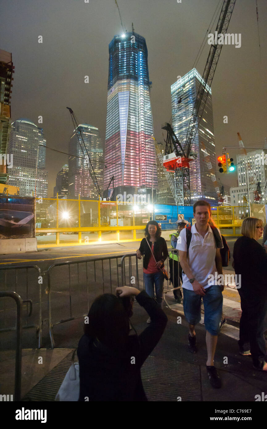 One World Trade Center è illuminato in rosso, bianco e blu di luci per il decimo anniversario del 11/9 attacchi terroristici Foto Stock