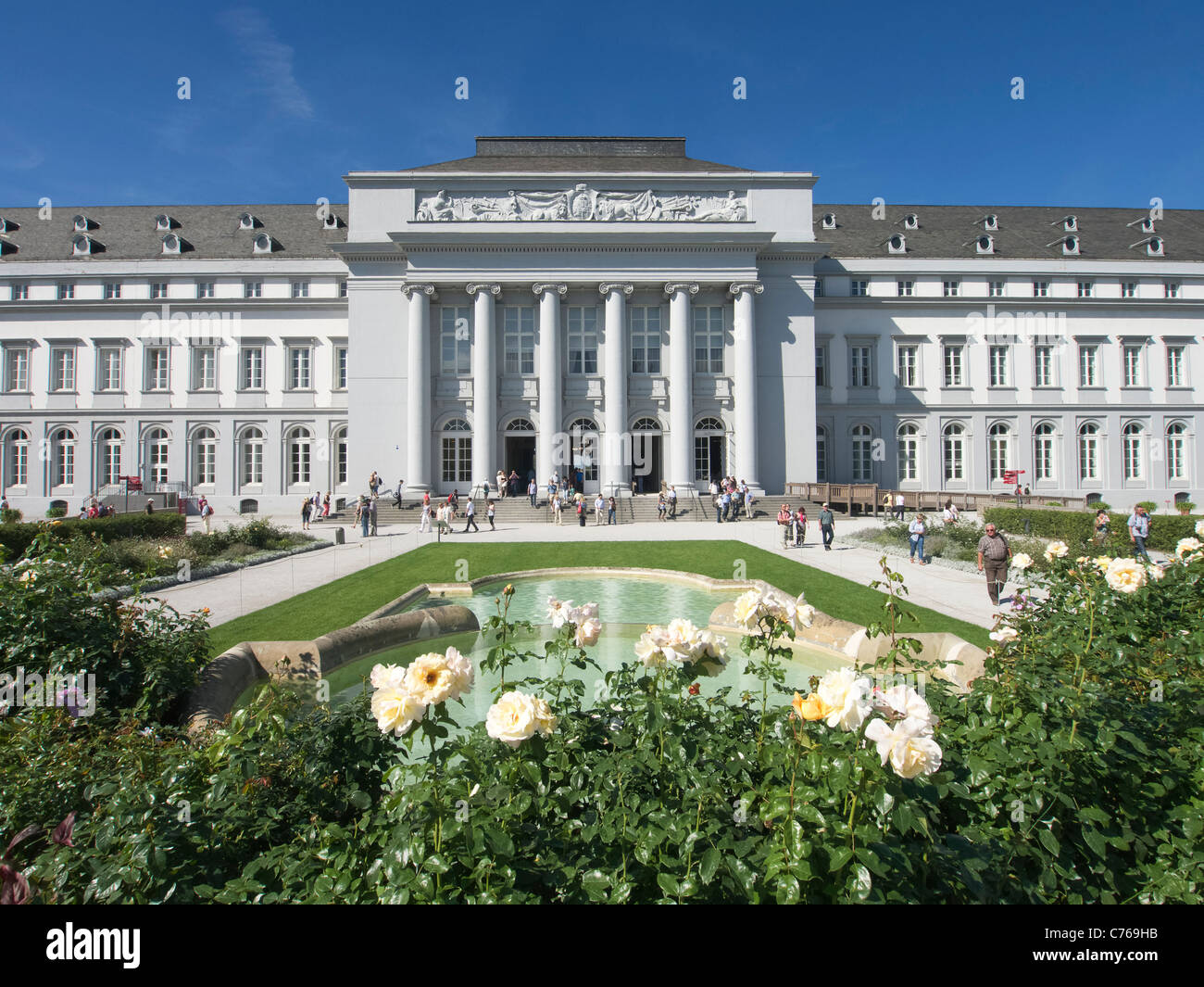 Giardini presso il Kurfurstliches Schloss o Palazzo elettorale presso la Federal Horticultural Show o Bundesgartenschau BUGA Koblenz Foto Stock