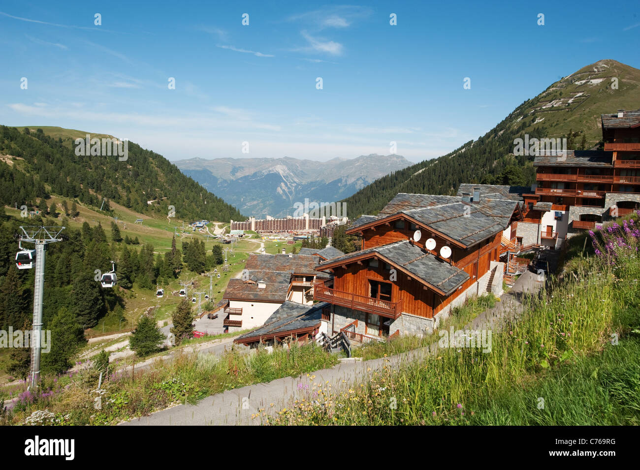 Nuovo hotel apartments al Belle Plagne, Savoie nelle Alpi francesi con il villaggio di Plagne Bellecote nella distanza Foto Stock