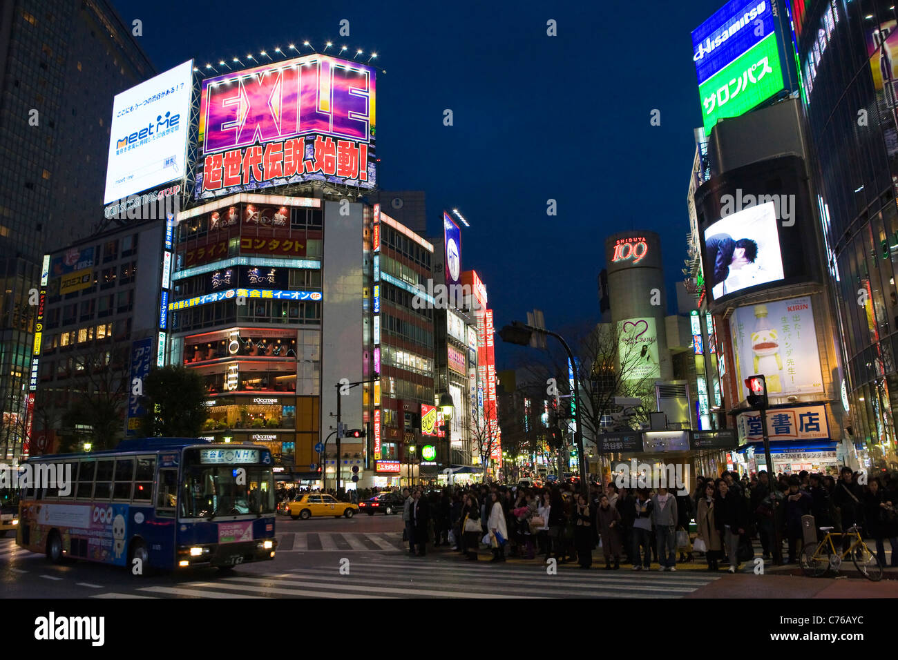 Incrocio occupato in notturna a Shinjuku, Tokyo Foto Stock