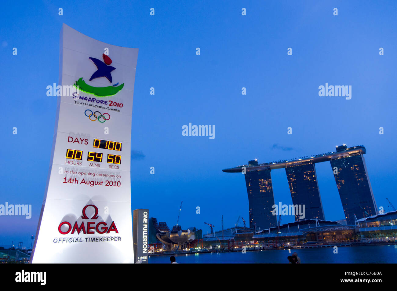 Il Marina Bay, Singapore, 6 maggio 2010 - cronometrista ufficiale stand delle Olimpiadi della Gioventù che il display di Marina Bay sfondo, può Foto Stock