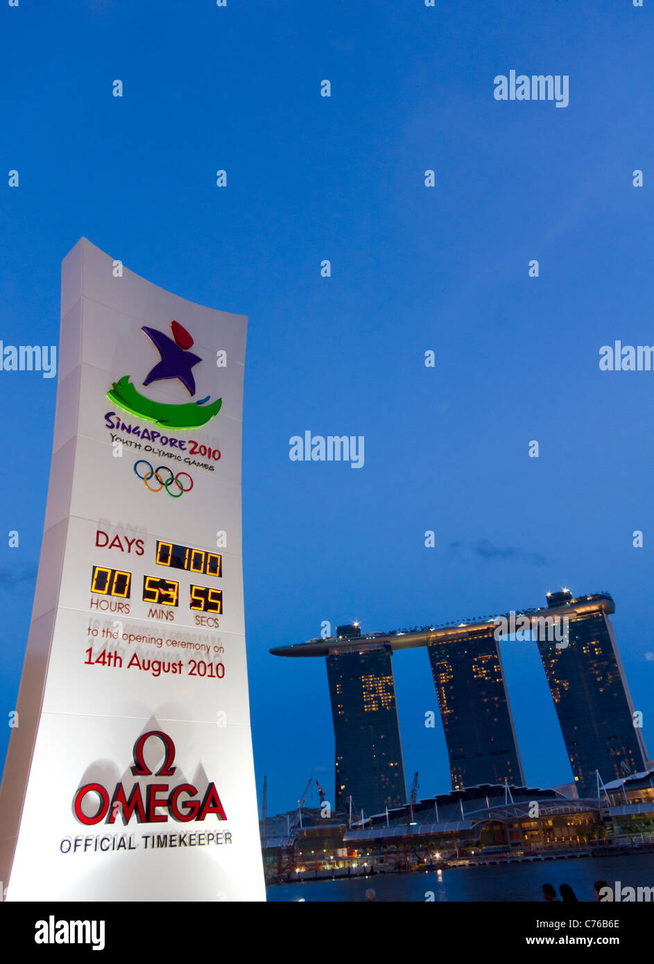 Il Marina Bay, Singapore, 6 maggio 2010 - cronometrista ufficiale stand delle Olimpiadi della Gioventù che il display di Marina Bay sfondo, può Foto Stock
