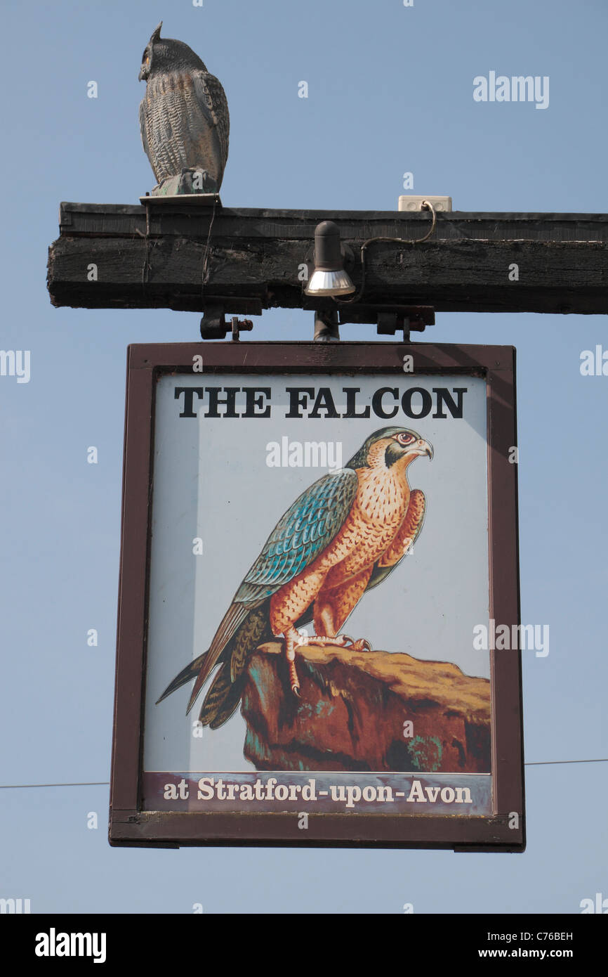 Pub segno per il Falcon hotel e public house in Stratford Upon Avon, Warwickshire, Regno Unito. Foto Stock