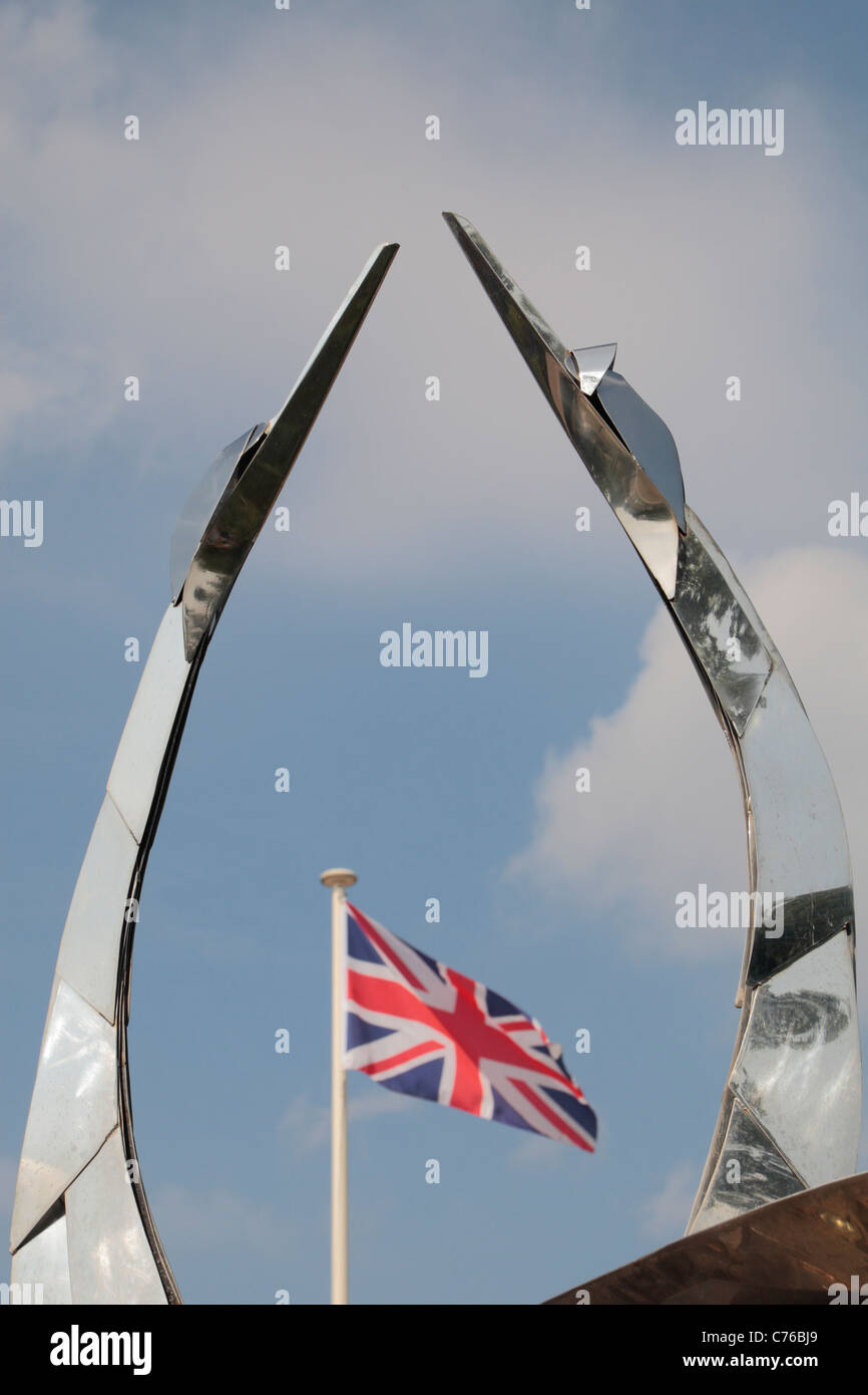 Particolare di una scultura di swan (& fontana) che incorniciano la bandiera europea accanto a Bancroft bacino in Stratford Upon Avon, Warwickshire, Regno Unito. Foto Stock