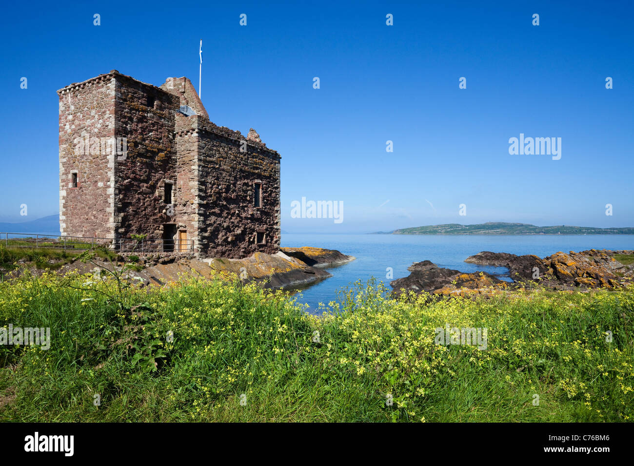 Il castello di Portencross, con una veduta sul Firth of Clyde per l'isola di Little Cumbrae, Ayrshire in Scozia, Regno Unito, Gran Bretagna Foto Stock