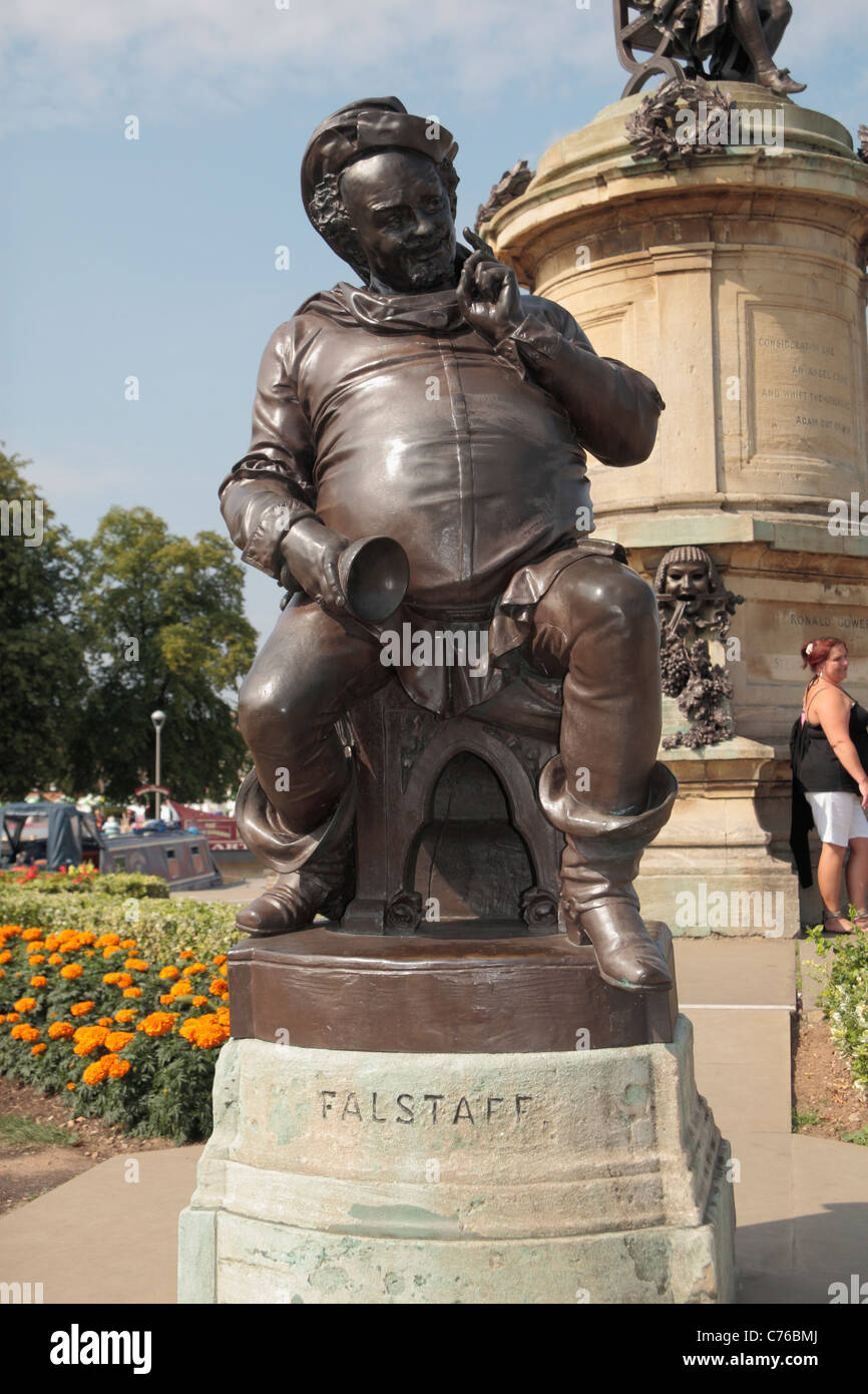 Il Falstaff statua accanto alla William Shakespeare Gower Memorial in Stratford-Upon-Avon, Warwickshire, Regno Unito. Foto Stock