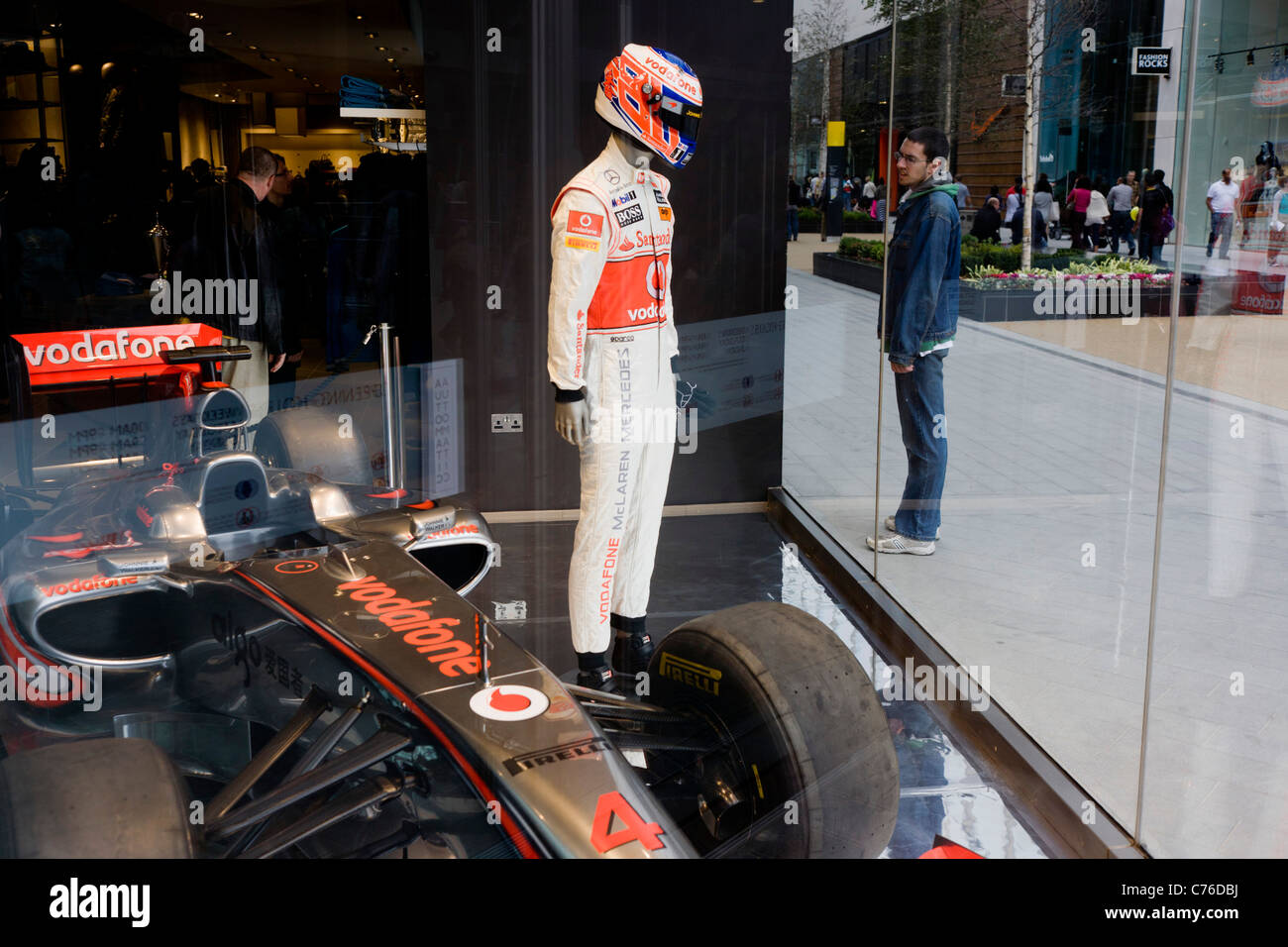Un manichino di driver F1 Jenson Button ha recentemente inaugurato il Westfield Stratford City, fulcro delle Olimpiadi di Londra 2012. Foto Stock