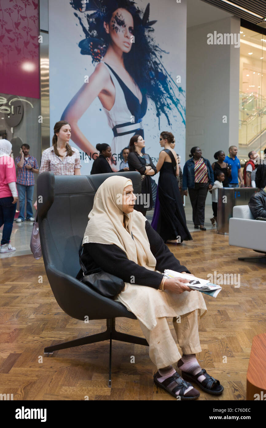 La folla gregge al recentemente inaugurato il Westfield Stratford City Shopping Centre, il fulcro delle Olimpiadi di Londra 2012. Foto Stock