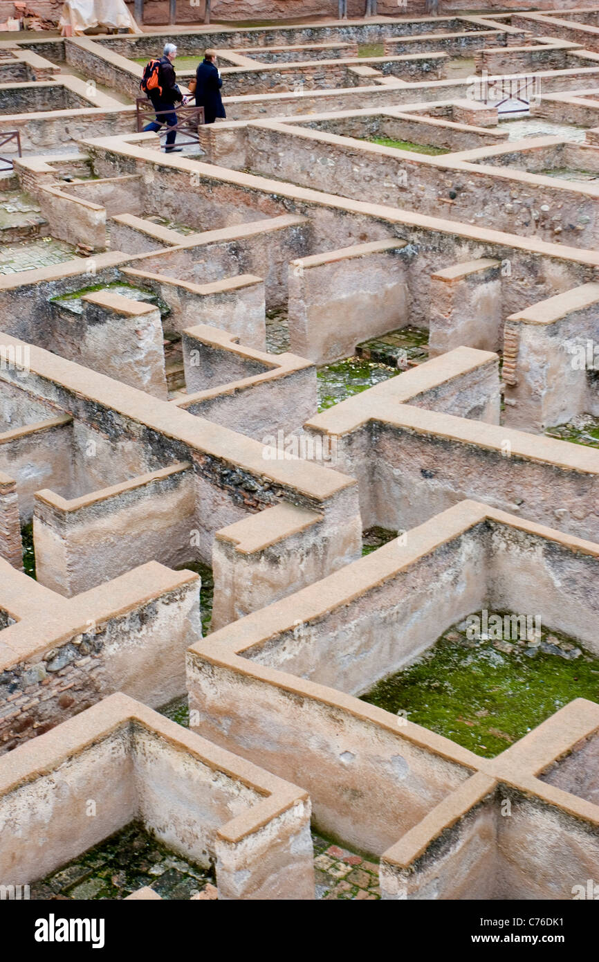 La Alcazaba, una fortificazione moresca, è la parte più antica dell'Alhambra (Granada). Foto Stock