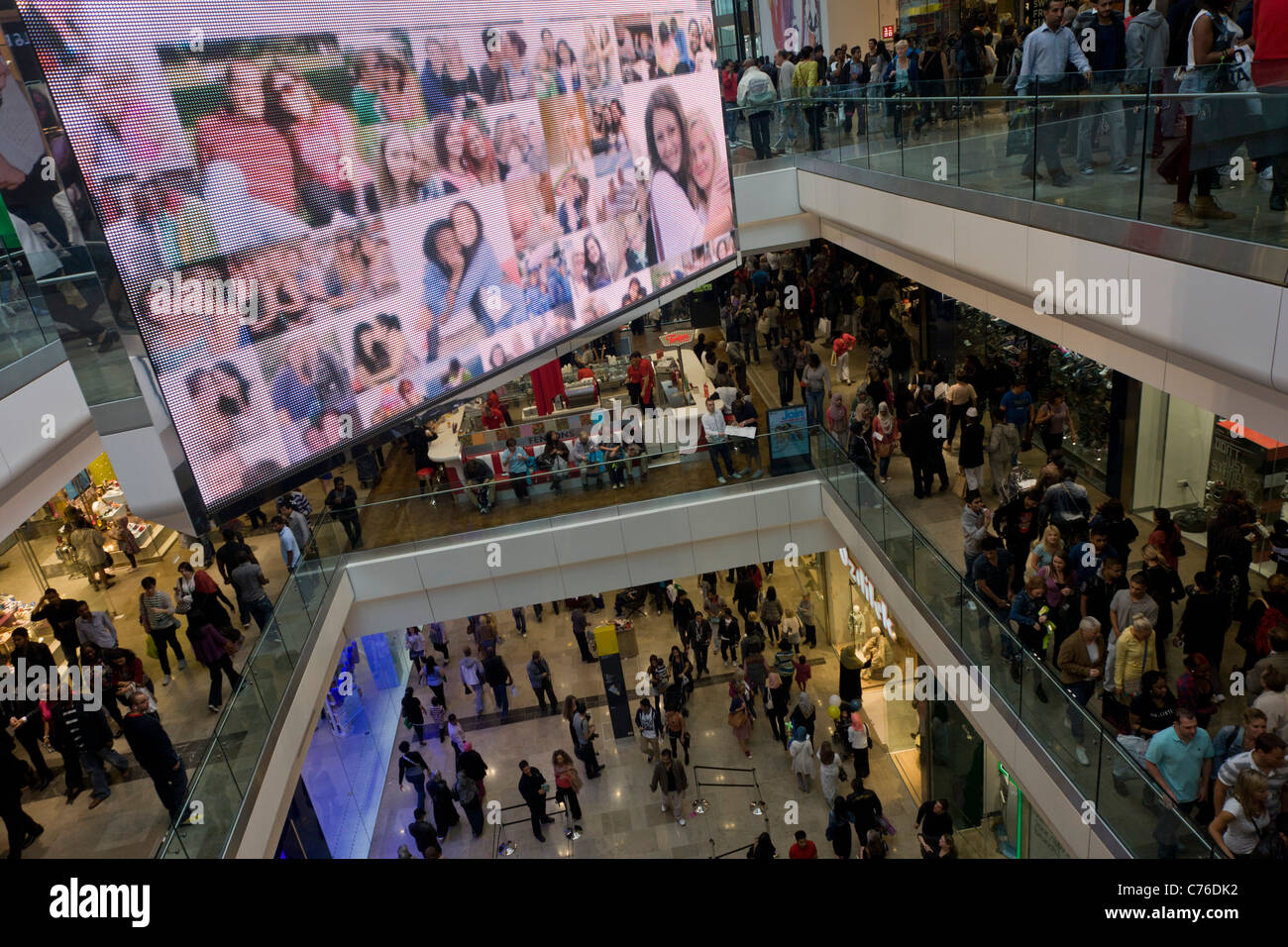 La folla gregge al recentemente inaugurato il Westfield Stratford City Shopping Centre, il fulcro delle Olimpiadi di Londra 2012. Foto Stock
