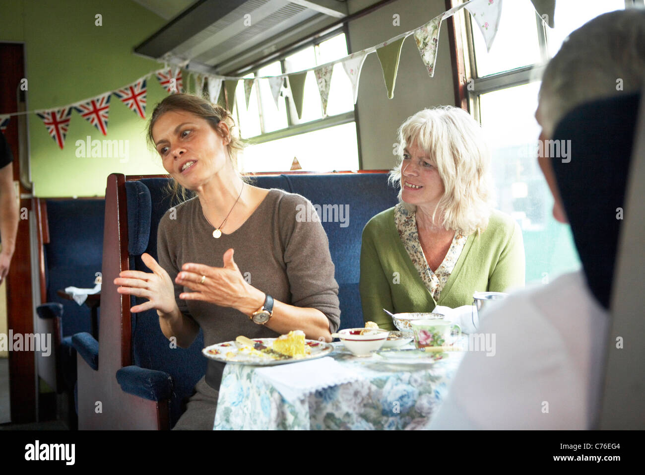 Celebrity chef Sarah Wiener discutendo del cibo con colleghe da Weymouth 'Womens Istituto in Swanage Steam Railway, DORSET REGNO UNITO Foto Stock