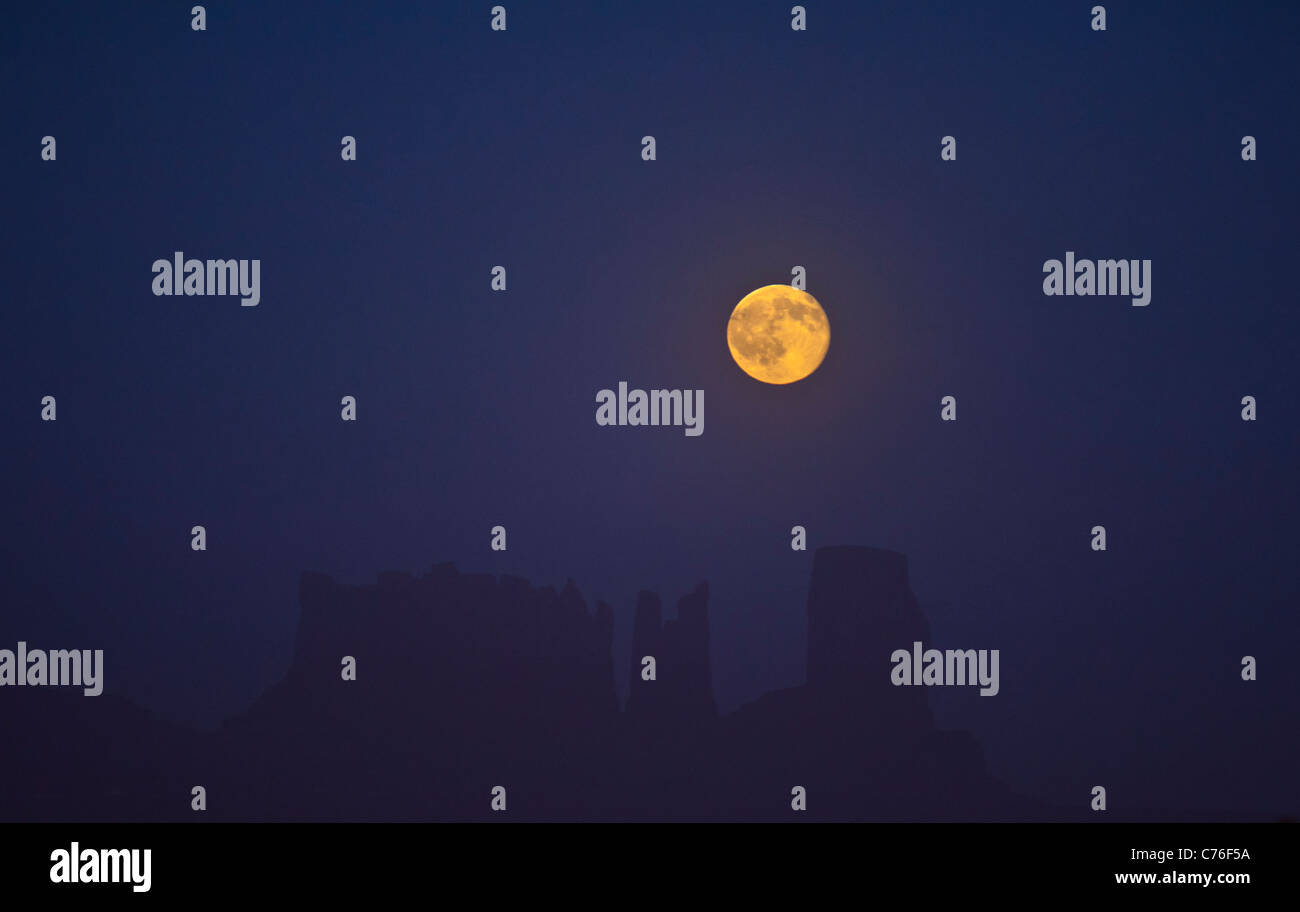 Con una sensibilità ISO elevata Ho girato questa piena harvest moon over Monument Valley Tribal Park. Utah. Foto Stock