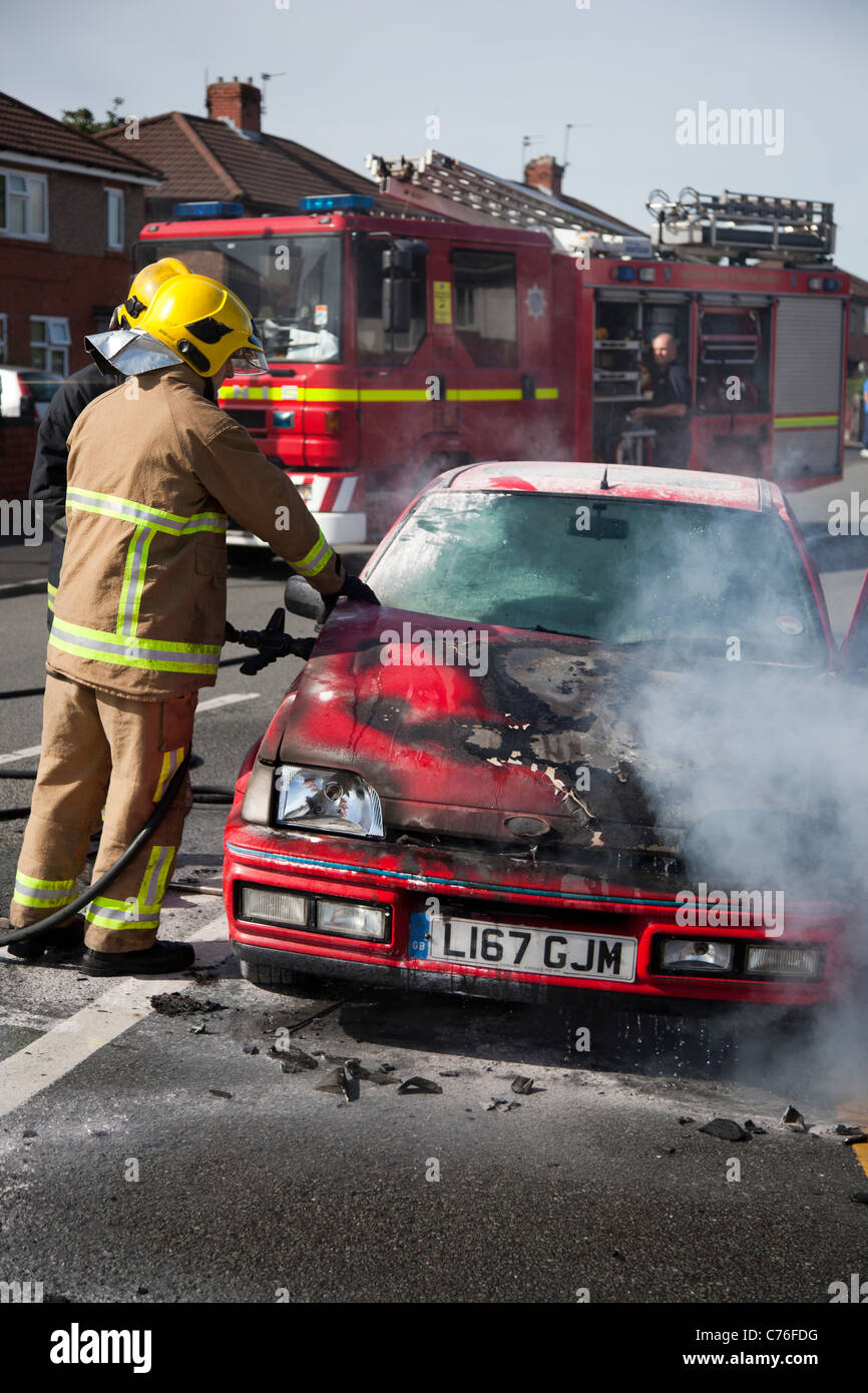 Ford Fiesta auto incendio elettrico  Southport Vigili del Fuoco, Merseyside, Regno Unito Foto Stock