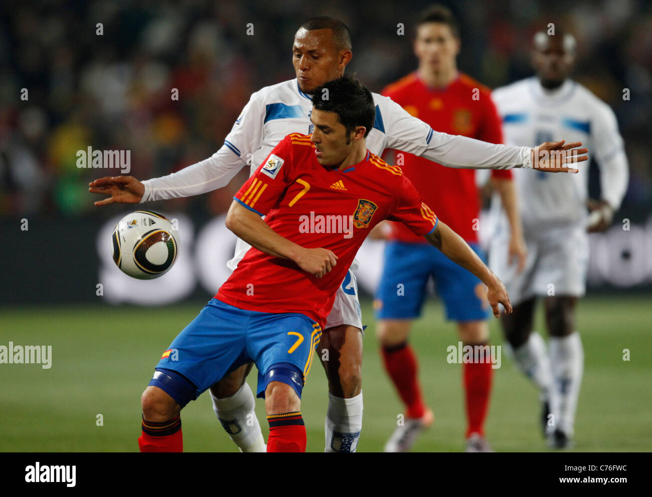 Sergio Mendoza dell'Honduras (L) e David Villa della Spagna (7) contestano il pallone durante una partita di Coppa del mondo FIFA il 21 giugno 2010 all'Ellis Park Stadium di Johannesburg, Sudafrica. Solo per uso editoriale. Nessuna spinta all'utilizzo dei dispositivi mobili. Uso commerciale vietato. (Fotografia di Jonathan Paul Larsen / Diadem Images) Foto Stock