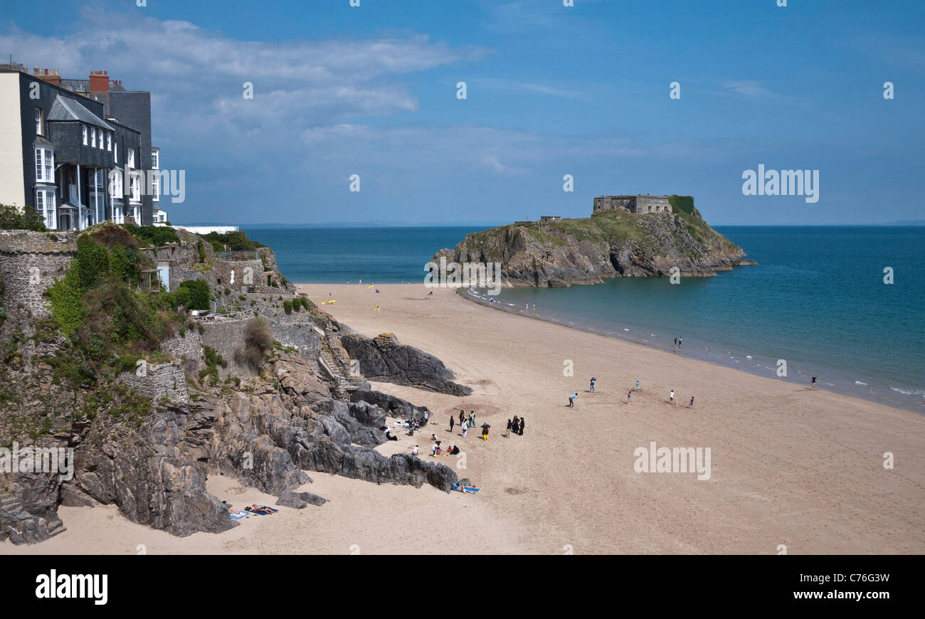 Tenby, South Beach, sull'Isola di Santa Caterina e Old Fort, scogliere e spiaggia sabbiosa, Pembrokeshire, South Wales, Regno Unito. Foto Stock