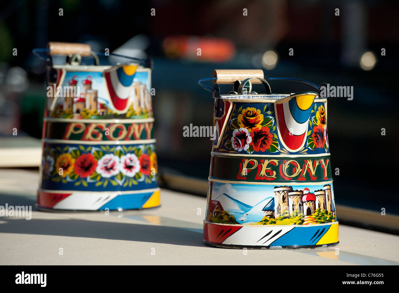 Canal arte popolare sulle caraffe di metallo sul tetto di un narrowboat in Banbury, Oxfordshire, Regno Unito Foto Stock