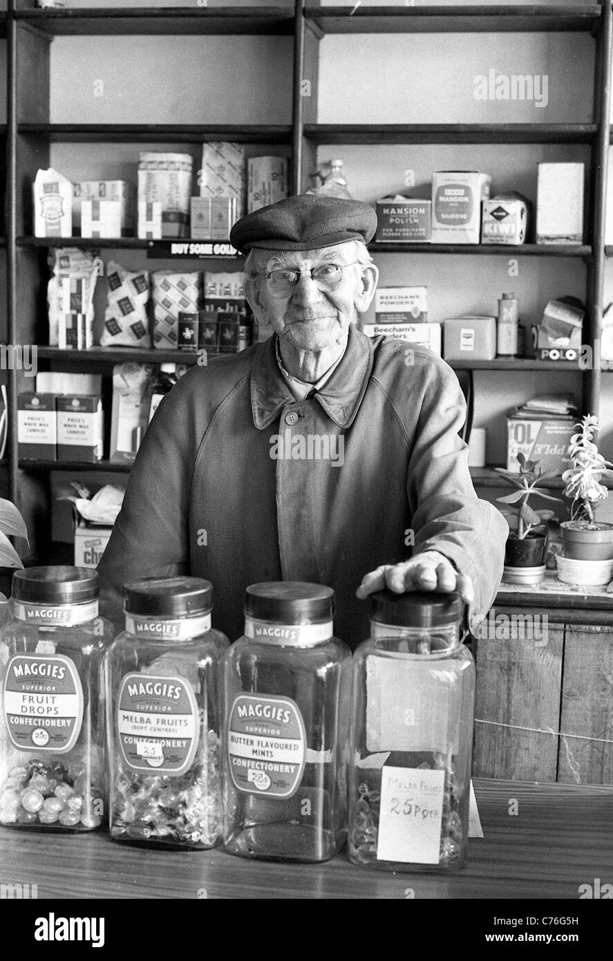 L'ultimo giorno di lavoro per Arthur Harrison il giorno in cui ha chiuso il suo negozio all'angolo a Church Street Bradmore Wolverhampton, Regno Unito. Foto di DAVID BAGNALL Foto Stock