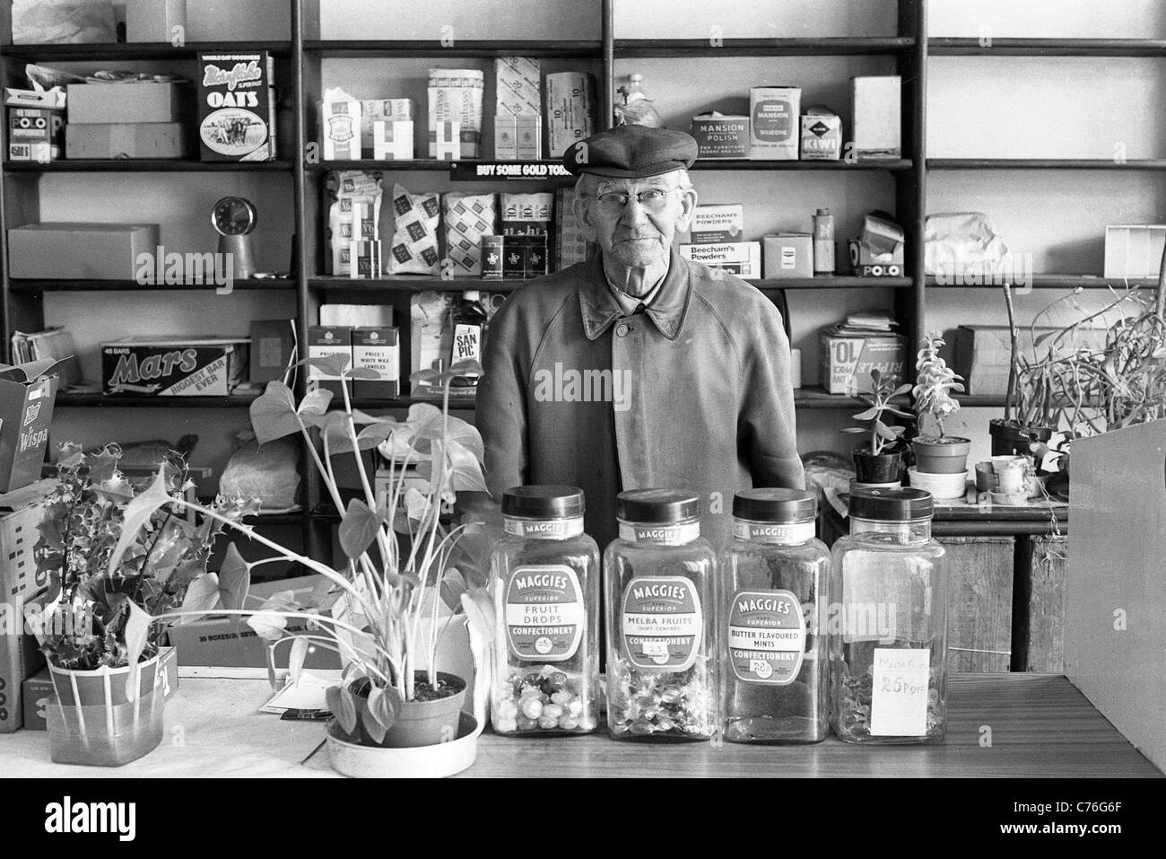 L'ultimo giorno di lavoro per Arthur Harrison il giorno in cui ha chiuso il suo negozio all'angolo a Church Street Bradmore Wolverhampton, Regno Unito. Foto di DAVID BAGNALL Foto Stock
