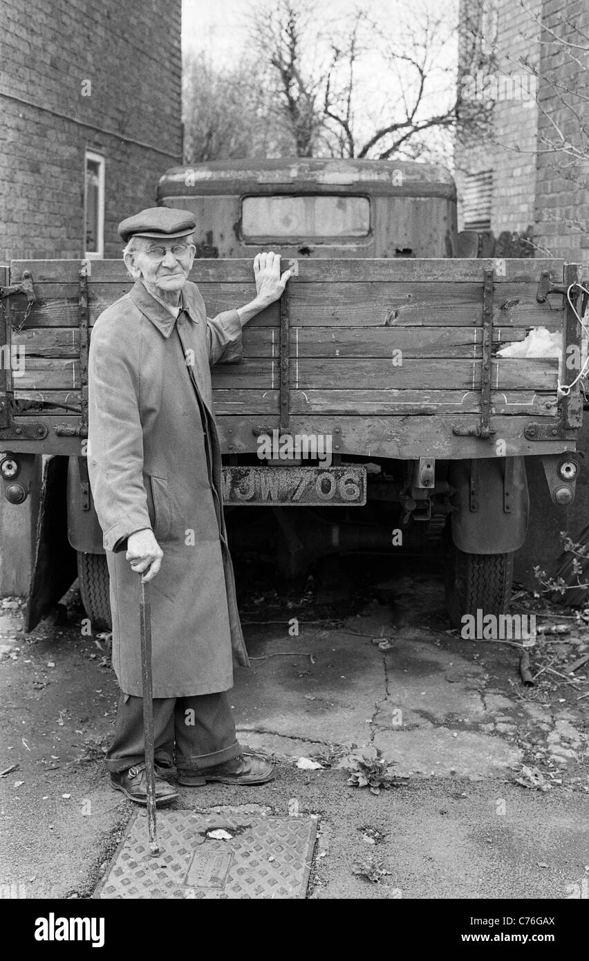 L'ultimo giorno di lavoro per Arthur Harrison il giorno in cui ha chiuso il suo negozio all'angolo a Church Street Bradmore Wolverhampton, Regno Unito. Foto di DAVID BAGNALL Foto Stock