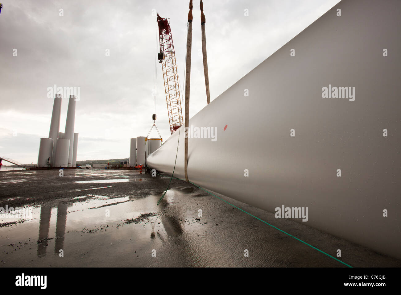 Pale per turbine eoliche sollevato su un martinetto fino chiatta, per costruire il Wlaney offshore wind farm. Foto Stock