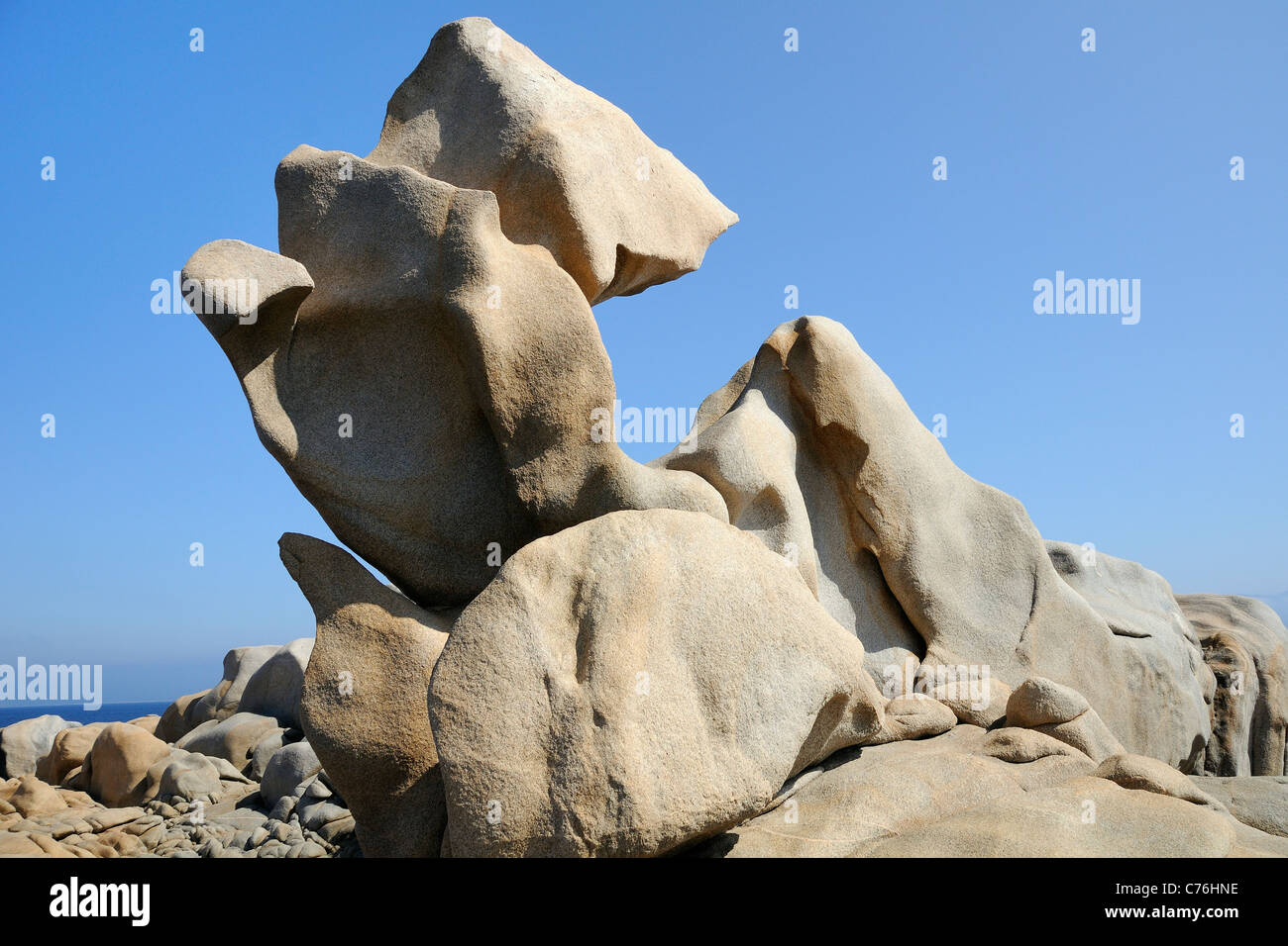 Rocce di granito levigate e scolpite dal vento, meteo e il mare in strane forme organiche, Campomoro punto,la Corsica. Foto Stock